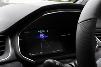 予防安全・運転支援システムも拡充しており、既存のアダプティブクルーズコントロールなどに加え、対向車との前面衝突回避をサポートする「エマージェンシーレーンキープアシスト」や、後側方車両との接触回避をサポートする「ブラインドスポットインターベンション」、ドアを開けた際に後方からの車両接近を警告する「ドアオープニングアラート」が追加された。