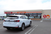 北海道といったら、立ち寄らずにはいられないのが顧客満足度No.1コンビニのセイコーマート。……それにしても、いまさら晴れてきたよ。神さま仏さまは、よほどワタシが嫌いに違いない。