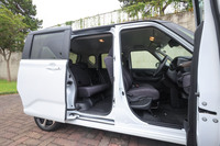 最新モデルは「ムーヴ」としてはこれが初となるリアスライドドアの採用がトピック。「RS」グレードには両側にワンタッチオープン機能/タッチ&ゴーロック機能付きのパワースライドドアが標準で装備される。