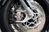 フロントには、ブレンボ製のモノブロックブレーキキャリパーがラジアルマウントされている。フロントフォークはショーワ製の倒立式。