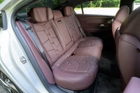 リアシートにもヒーター、ベンチレーション、マッサージ機能を完備。ホイールベース2895mmを誇るだけあって足元まわりは広々としている。
