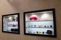 ショーケースには各種ゲーム機、CDラジカセ、ジュリアナ東京などディスコでボディコン女子があおっていた扇子、「たまごっち」や「マメカラ」など1980~1990年代の懐かしグッズが。