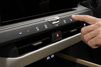 物理スイッチを内装に同化させることで、機能性と上質なデザインを両立。世界初の「レスポンシブヒドゥンスイッチ」の採用もトピックだ。