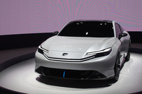 “後付け”とはいえ、懐かしい名前をいただいて登場した「ホンダ・プレリュード コンセプト」。開発の経緯を思えば当然のことだが、その意匠はかつてのプレリュードのオマージュとはなっていない。同じように名前をリバイバルしているのに、このあたりは「日産フェアレディZ」とは対照的だ。