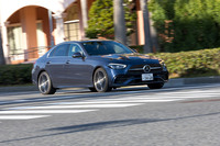 試乗車にはオプションの「ドライバーズパッケージ」が採用されていたため、足まわりにはアダプティブダンピングシステム付きサスペンションが装備されていた。標準仕様の「ラグジュアリー」では、「スポーツ」グレードと同じスポーツサスペンションが装備される。