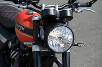 トライアンフ・スピートツイン1200(6MT)/ロイヤルエンフィールド・スクラム411(5MT)/ベネリ・レオンチーノ125(6MT)【試乗記】の画像