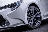 「カローラ ツーリングW×B」は17インチサイズのダークグレーメタリック塗装アルミホイールを標準装備。試乗車は215/45R17サイズの「ブリヂストン・トランザT002」タイヤを装着していた。