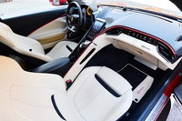 スロープ状のセンターコンソールと肉薄のシートが目を引くキャビン。乗員を包み込むようなデザインが採用されている。