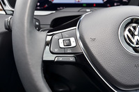 ステリングホイールの左側スポークには、全車速に対応するアダプティブクルーズコントロールのスイッチが備わる。