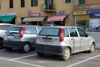 2022年にシエナで見かけた初代「フィアット・プント」の2台並び。1999年の生産終了ゆえ、撮影時点で最低でも車齢23年である。