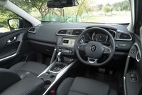 ブラックを基調とした、シンプルなコーディネートのインテリア。サテンクロームのアクセントが控えめに配される。