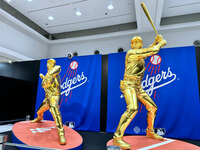 玉川高島屋SCの「大黄金展」で。唯一撮影が許されていた大谷翔平選手の等身大像2体。