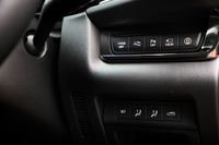 4WD車には、空転しているタイヤにブレーキをかけ、グリップしているタイヤに駆動力を伝えることでスタック状態からの脱出を支援する「オフロードトラクションアシスト」が装備される。