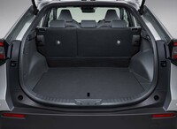 開口部の広い荷室。積載容量は後席を倒すことで拡大できる。