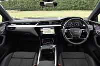 最新世代のアウディ車に共通するテイストでデザインされたインストゥルメントパネル。タッチ式ディスプレイが各種操作の主役となる、スイッチ類の少ないすっきりとしたインテリアが特徴だ。