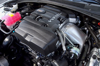 「ATSセダン プレミアム」のエンジンルーム。搭載される2リッター直4ターボは、最高出力276ps、最大トルク400Nmを誇る。吹け上がりの滑らかさが印象的なエンジンだ。