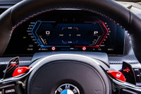 ステアリングホイールのスポーク左右上部に、「駆動システム」「回生」「シャシー」「ステアリング」「ブレーキ」「M xDrive」を個別に設定・登録できる「M1」「M2」を配置。好みのセッティングをワンタッチで呼び出せる。