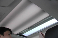 障子風味なモノが、車内側に付属する電動ルーフ