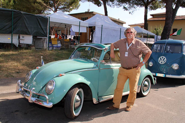 アルベルト・フィニスタウリさんと、愛車の1963年「フォルクスワーゲン・ビートル1200」。