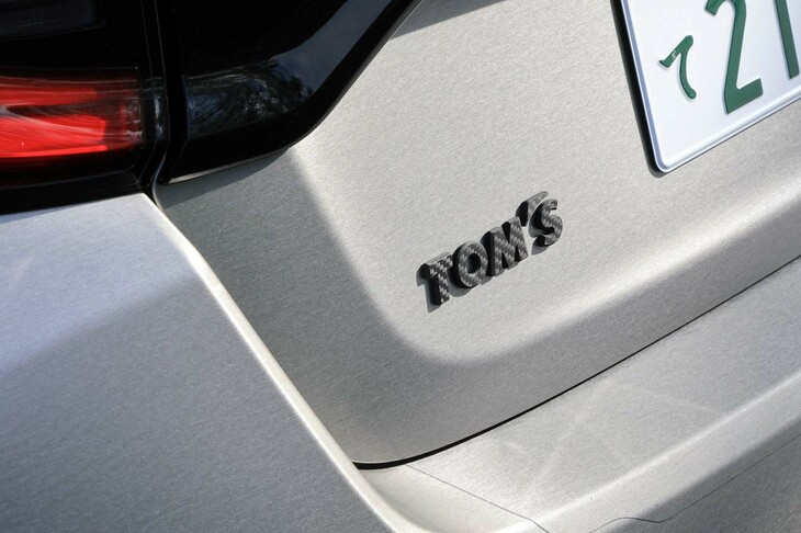 TOM'Sといえば1974年に設立されたモータースポーツ/チューニング界の名門。かつては、トヨタのワークスチームとしてルマン24時間レースに参戦したこともあり、今日でもSUPER GTやスーパーフォーミュラなどで活躍を続けている。