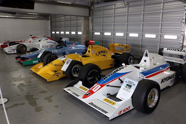 ピット内には、往年の全日本F3000などで活躍したフォーミュラカーも展示された。