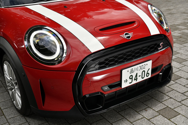 マイナーチェンジを機に、大きく変わったフロントフェイス。LEDヘッドランプが全車に標準装備され、グリル中央部がボディー同色となった。