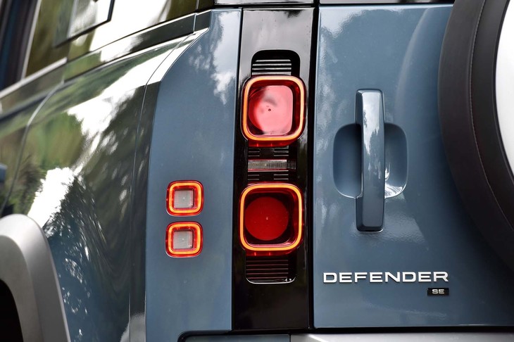 【ランドローバー・ディフェンダー110 SEのスペック】
	ボディーサイズ:全長×全幅×全高=4945×1995×1970mm/ホイールベース:3020mm/車重:2240kg/駆動方式:4WD/エンジン:2リッター直4 DOHC 16バルブ ターボ/トランスミッション:8段AT/最高出力:300PS(221kW)/5500rpm/最大トルク:400N・m(40.8kgf・m)/1500-4000rpm/タイヤ:(前)255/60R20 113H/(後)255/60R20 113H(グッドイヤー・ラングラー)/燃費:8.3km/リッター(WLTCモード)/価格:732万円
	
	【取材時の燃費データ】
	テスト距離:214.2km(市街地1:高速道路7:山岳路2)/使用燃料:31.6リッター(ハイオクガソリン)/参考燃費:6.8km/リッター(満タン法)/7.1km/リッター(車載燃費計計測値)