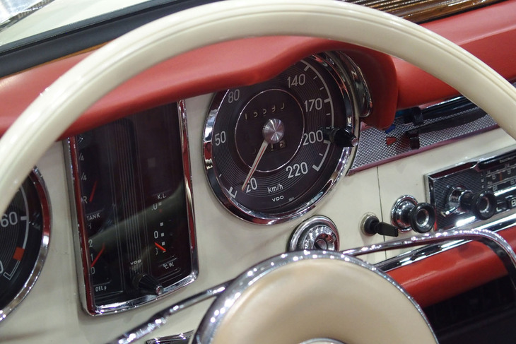メルセデス・ベンツ230SL(1967年)