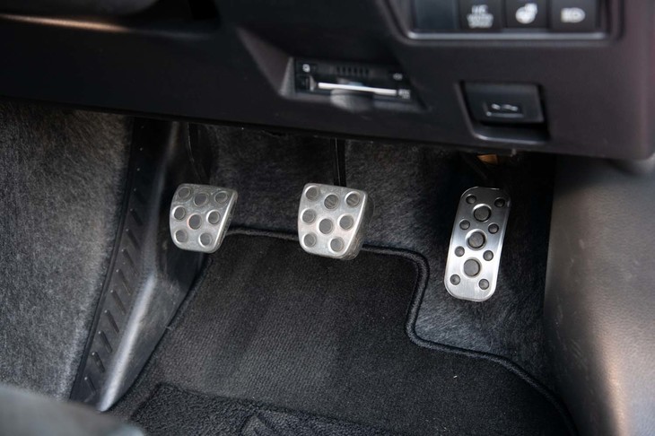 ペダルレイアウトは写真のとおり。滑り止めラバー付きのアルミパッドが備わる。