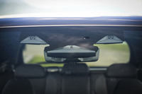 前方をにらむ予防安全・先進運転支援システム(ADAS)のステレオカメラ。ADASには全車共通で、渋滞時のハンズオフ走行支援機能や車線変更支援機能などを備えた「アイサイトX」が採用される。