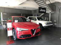 シエナのFCA販売店、ウーゴ・スコッティにて。「ステルヴィオ」は「ジープ・レネゲード」と並んで展示されていた。2018年6月撮影。