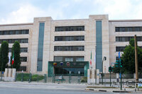 かつてはフィアットの本社だったステランティスのトリノ・ミラフィオーリ本部棟。ここ数年は門扉が閉じられたままだ。2024年7月撮影。