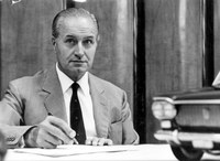 長年にわたりフィアットの技術部長を務め続けたダンテ・ジアコーザ(1905-1996)。初代「500」に始まり、「1400」「600」、2代目「500」「124」「127」と、数多くの名車を世に送り出した。