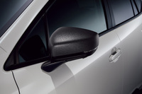 「クロストレック ウィルダネスエディション」では、ドアアンダーガーニッシュと同じくドアミラーにも傷が目立ちにくい「Deco-Boco Black塗装」が施されている。