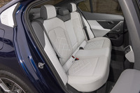 ボディーの全長が5mを超えるだけあって後席は広い。前席ともどもホワイトとグレーのコンビネーションカラーが美しい。