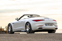 2024年8月に米国の自動車イベントで世界初公開された「メルセデス・マイバッハSLモノグラムシリーズ」。メルセデス・マイバッハとしては初の2シーターモデルとなる。