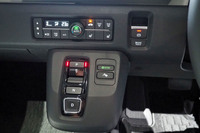 シフトセレクターのそばに、アクセルペダルを戻すだけで完全停止までを行うシングルペダルコントロールのセレクタースイッチを配置。シングルペダルコントロールはあくまで街なかでの違和感のない使いやすさを重視しているという。