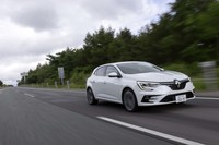 今回は370kmほどの道のりを試乗。燃費は満タン法で15.8km/リッター、車載の燃費計で14.7km/リッターを記録した。