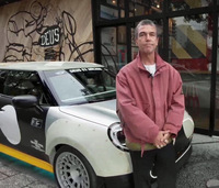 Deus Ex Machinaの共同設立者兼グローバルクリエイティブディレクター、カービー・タックウェル氏。オンライン会見のなかで、「ザ・スケッグ」のコンセプトや開発ヒストリーを紹介した。