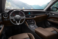 実際の「ステルヴィオ」のインストゥルメントパネルまわり。