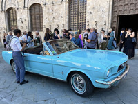 市役所庁舎の入り口で。結婚式の新郎新婦を待つ初代「フォード・マスタング コンバーチブル」。