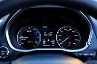 メーターパネルはパワーメーターとスピードメーターの2眼式。中央のディスプレイにはバッテリーのみでの航続可能距離とガソリンも合わせた航続可能距離がそれぞれ表示される。