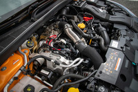 フロントに横置きされた1.8リッター直4直噴ターボエンジン。ターボチャージャーにはツインスクロール式を採用する。エンジンカバーは備えておらず、雑然とした風情。