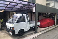 夜中にガバと跳ね起き、中古車サイトで軽トラを検索。そのまま購入に至ったのが「ダイハツ・ハイゼット トラック ジャンボ」である。31年落ちの1990年式で、走行距離が5万8000kmの個体だった。総額40万円で購入。