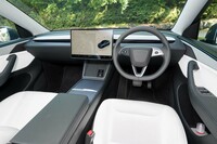 インストゥルメントパネルまわりからは、機械式のスイッチやコントローラーを徹底的に排除。スタートスイッチもなく、クルマに乗り込んでシートベルトをし、ブレーキを踏んだらもう出発の準備はすべてOK。シフトも自動でDレンジが選ばれており、アクセルに踏み替えたらするすると走りだす、といった具合だ。