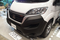 3つのセクションに分割されたLEDヘッドランプを採用。グリルには「FIAT」のエンブレムが備わる。