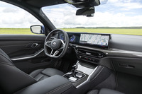 「オロ・テクニコ」のカラーステッチが入ったラヴァリナレザー巻きのステアリングホイールや、アルマイト処理されたアルミニウム製のシフトパフドルなど、コックピットのアイテムはアルピナの流儀でコーディネート。ベースとなったBMW車とは異なり、レバータイプのシフトセレクターが備わるのも特徴である。