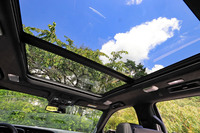 巨大な電動サンルーフに、AKG製の高級オーディオ、リアエンターテインメントシステム、前後席間での会話をアシストする車内コミュニケーションシステムと、他ブランドではオプションあつかいとなりそうな豪華アイテムが、「エスカレード」ではことごとく標準装備となる。