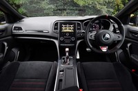 ブラック基調のインテリアは、選択した走行モードに合わせて、イルミネーションの色が赤や青など5色に切り替わる。