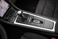 ボディー同色のパネルでドレスアップされたセンターコンソール。排気系や足まわりの調節ボタンや、リアボンネットの開閉スイッチなどが並ぶ。